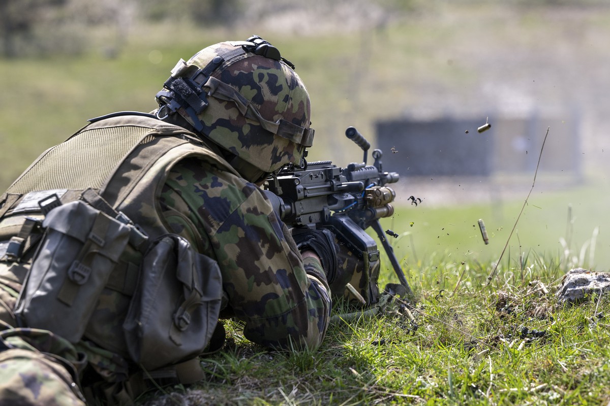 Un soldat de l'armee suisse participe a un exercice de munitions reelles sur des cibles sur la place d'armes aux Pradieres, lors d'un exercice de l'armee suisse de grande ampleur,  ...