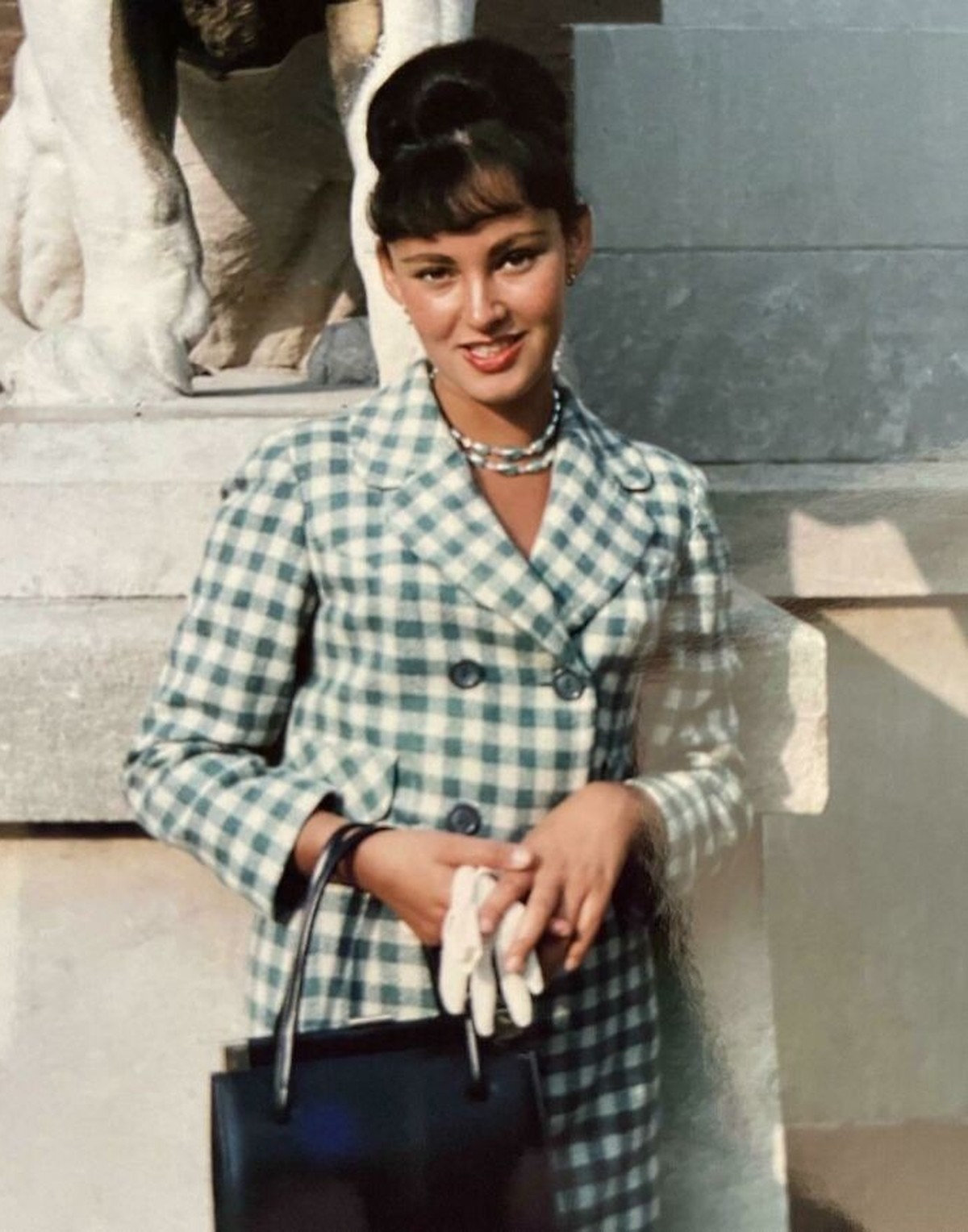 "My grandmother in the 1960s"

https://www.reddit.com/r/OldSchoolCool/comments/189ymhs/my_grandmother_in_the_1960s/