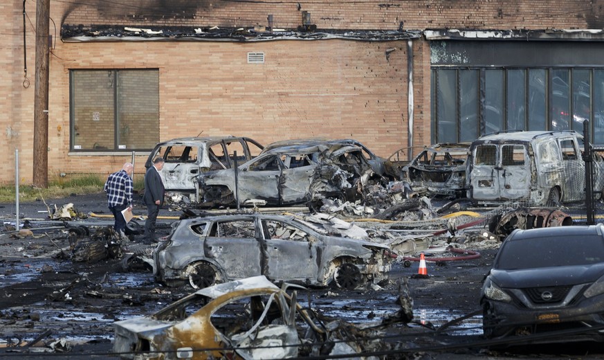 epa05966864 Investigators work on the scene of a small plane crash in a warehouse neighborhood near Teterboro Airport in Carlstadt, New Jersey, USA, 15 May 2017. Reportedly the pilot and a crew member ...