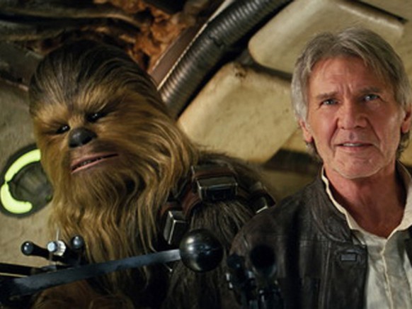 Darsteller Peter Mayhew als Chewbacca und Schauspieler Harrison Ford in &quot;Star Wars: The Force Awakens.&quot; (Archivbild)