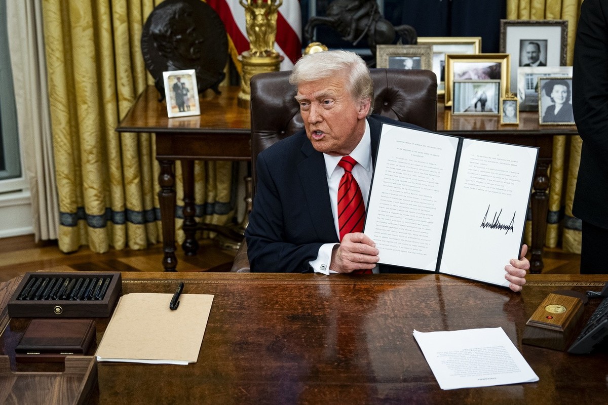 Trump signe les décrets qui imposent l'acier et l'aluminium