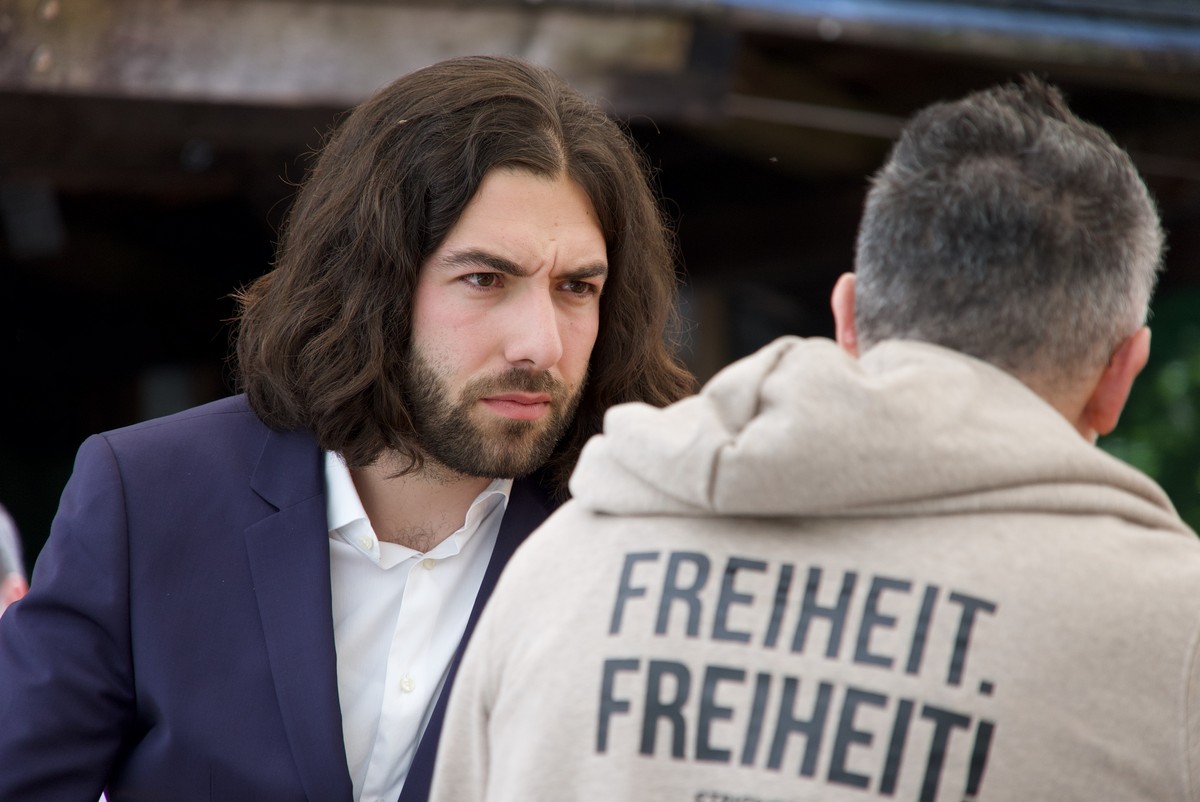 Coronamassnahmen-Kritiker Nicolas Rimoldi diskutiert mit anderen Gegnern der Vorlage zum Covid-19 Gesetz, welche an diesem Sonntag zur Eidgenoessischen Abstimmung kam, am Sonntag, 18. Juni 2023 am Sta ...