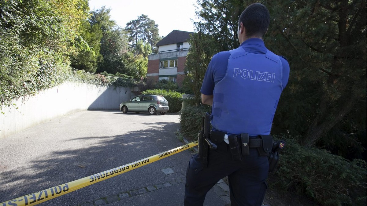 Polizei-findet-Vater-und-jugendlichen-Sohn-tot-in-Waadtl-nder-Haus