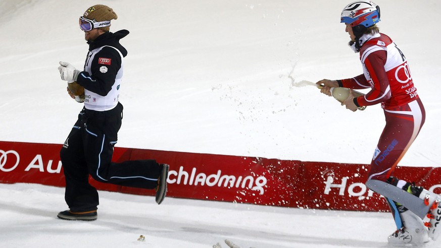 Champagner-Jagd: Sieger Kristoffersen verfolgt in Schladming Konkurrent Hirscher.