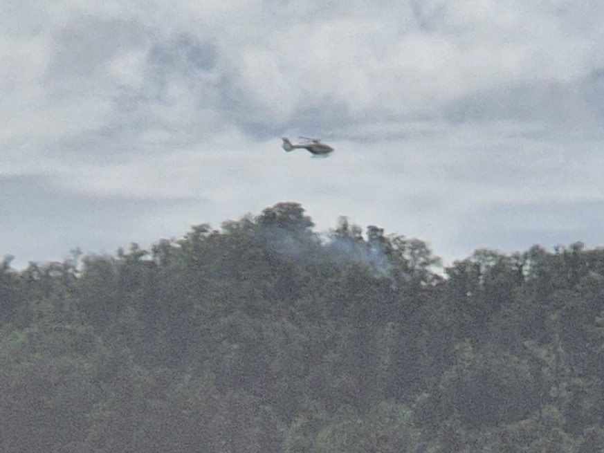 Ein Helikopter konnte den Brand lokalisieren.