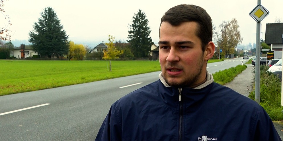 Flavio Iseli, der seinen langjährigen Schulkollegen in einem tödlichen Verkehrsunfall verlor, fordert eine Sicherheitsleitblanke auf der Autobahn.