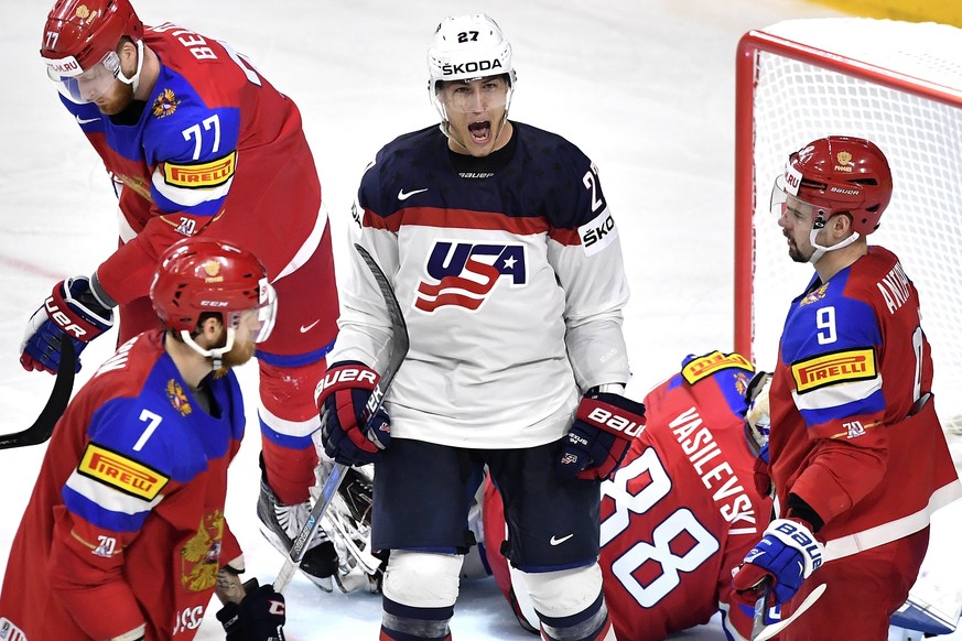 epa05968035 US forward Anders Lee (C) celebrates scoring the 3-2 lead during the 2017 IIHF Ice Hockey World Championship group A preliminary round match between Russia and USA in Cologne, Germany, 16  ...