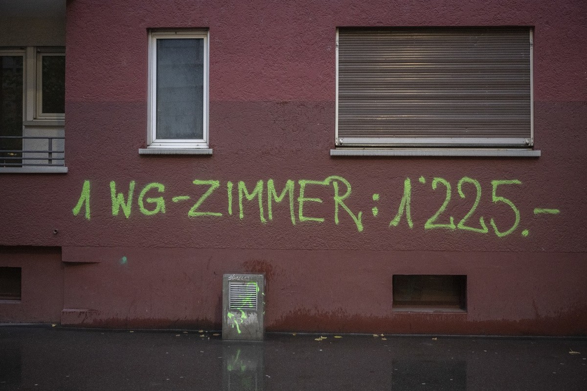 Sprayereien anlaesslich einer Demonstration gegen die steigenden Wohnkosten und die zunehmende Gentrifizierung, am Samstag, 4. November 2023 in Zuerich. (KEYSTONE/Ennio Leanza)