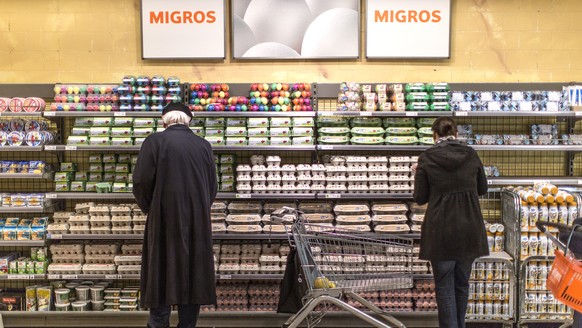 ARCHIV -- ZU DEN UMSTRUKTURIERUNGSPLAENEN DER MIGROS GENOSSENSCHAFTEN IM ZUGE DES SPARPROGRAMMS, STELLEN WIR IHNEN AM SONNTAG, 26. AUGUST 2018, FOLGENDES BILDMATERIAL ZUR VERFUEGUNG -- Two customers s ...