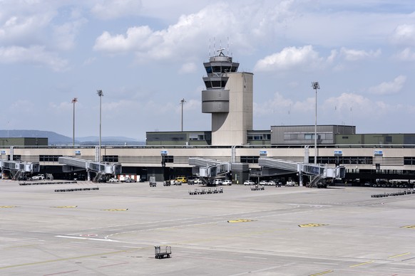 epa11487357 An almost empty tarmac at the Zurich Airport in Kloten, Switzerland, 19 July 2024. Due to a major worldwide IT outage, check-in for air travelers and flight operations are severely restric ...