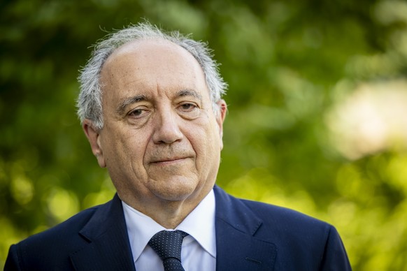 Gian Lorenzo Cornado, l'ambassadeur d'Italie en Suisse, pose apres une rencontre avec les autorites du Valais suite au drame de Crans-Montana le vendredi 24 avril 2026 a Martigny. (KEYSTONE/ ...