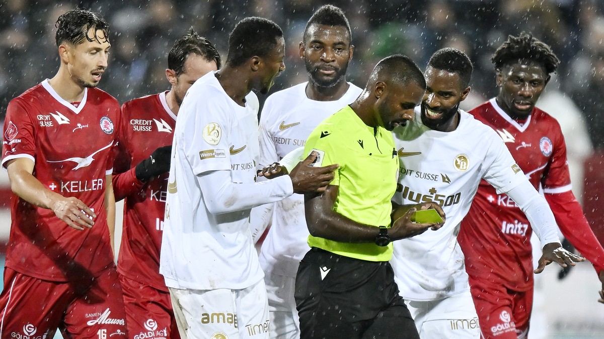 Schiedsrichter Anojen Kanagasingam umringt von Spielern beim Fussballspiel der Super League FC Winterthur gegen die .BSC Young Boys im Stadion Schuetzenwiese in Winterthur am Samstag, 4. November 2023 ...