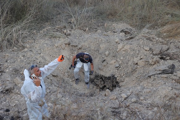 epa11605236 Israel Police Bomb Disposal Unit examines the scene of a surface-to-surface missile hit near Kfar Daniel, central Israel, 15 September 2024. According to the Israeli Defence Forces (IDF) a ...