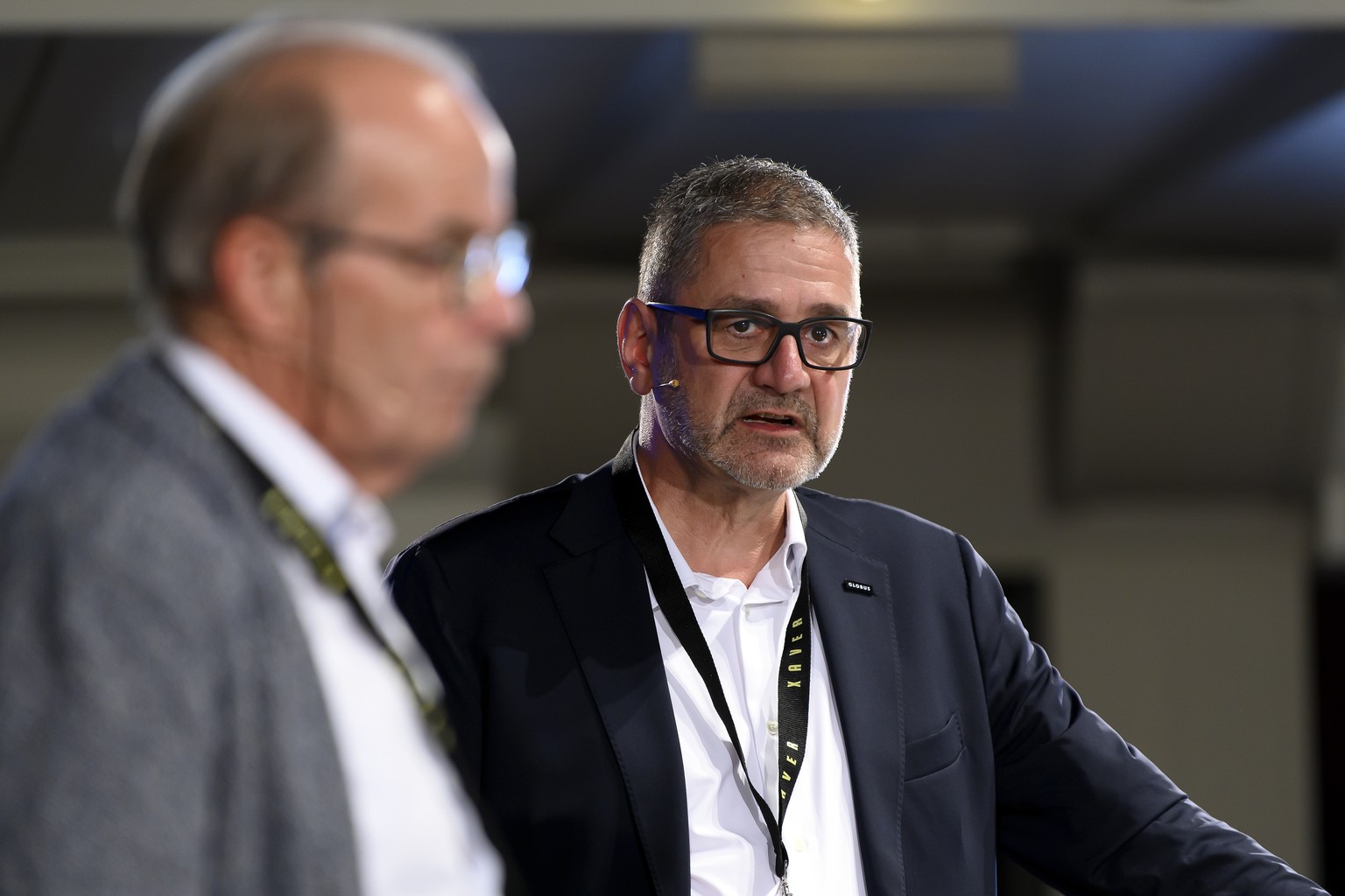 Marc Luethi, Geschaeftsfuehrer der SC Bern Eishockey AG, rechts, spricht an der Seite von Andre Bechir, Senior Advisor, Gadget-abc Entertainment Group, links, waehrend einer Podiumsdiskussion ueber da ...