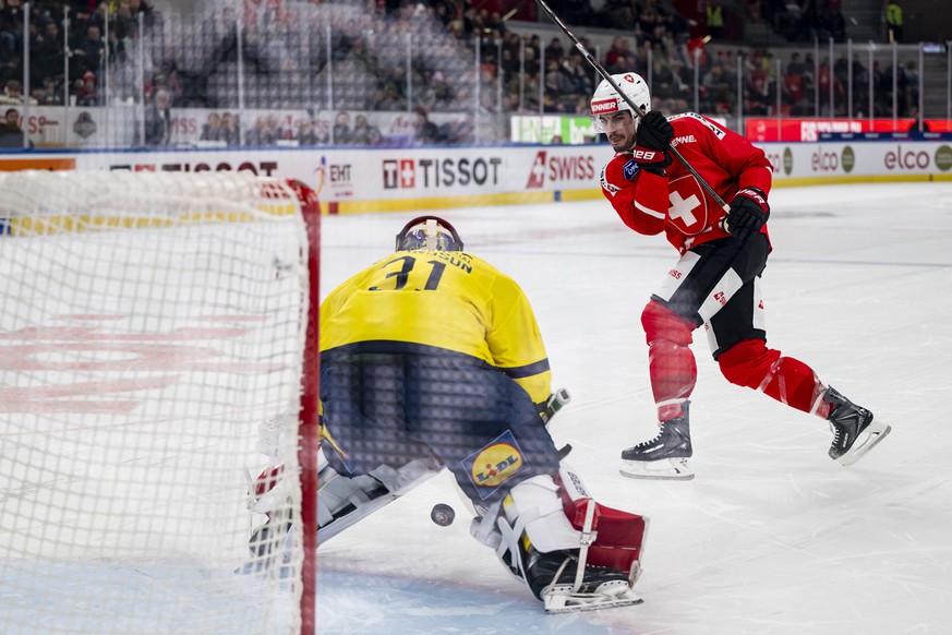 epa12586420 Switzerland's Damien Riat, right, misses his penalty in the penalty shootout against Sweden's goalkeeper Lars Johansson during the EHF Euro Hockey Tour game between Sweden and Sw ...