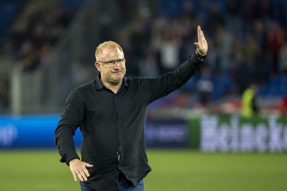 Basel&#039;s head coach Heiko Vogel greets the fans after the UEFA Conference League semifinal second leg match between Switzerland&#039;s FC Basel 1893 and Italy&#039;s ACF Fiorentina at the St. Jako ...