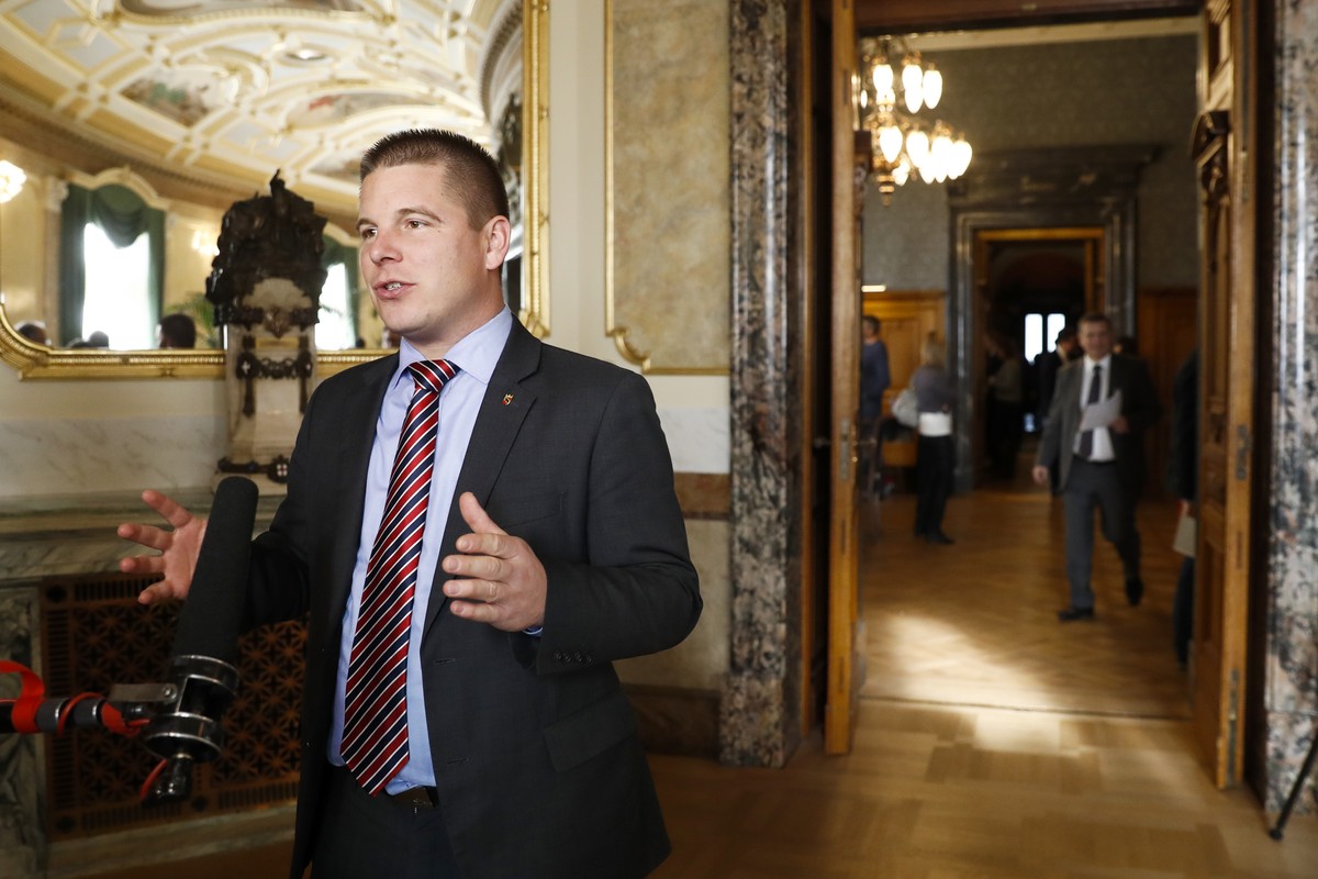 Erich Hess (SVP-BE) gibt ein Interview in der Wandelhalle, waehrend der Wintersession der Eidgenoessischen Raete, am Donnerstag, 15. Dezember 2016, in Bern. (KEYSTONE/Peter Klaunzer)