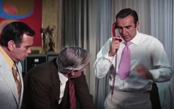 Im Bond-Streifen «Diamonds are forever» spricht James Bond (Sean Connery) mit gefälschter Stimme. Q (Desmond Llewelyn) hat einen Stimmen-Modulator gebaut.