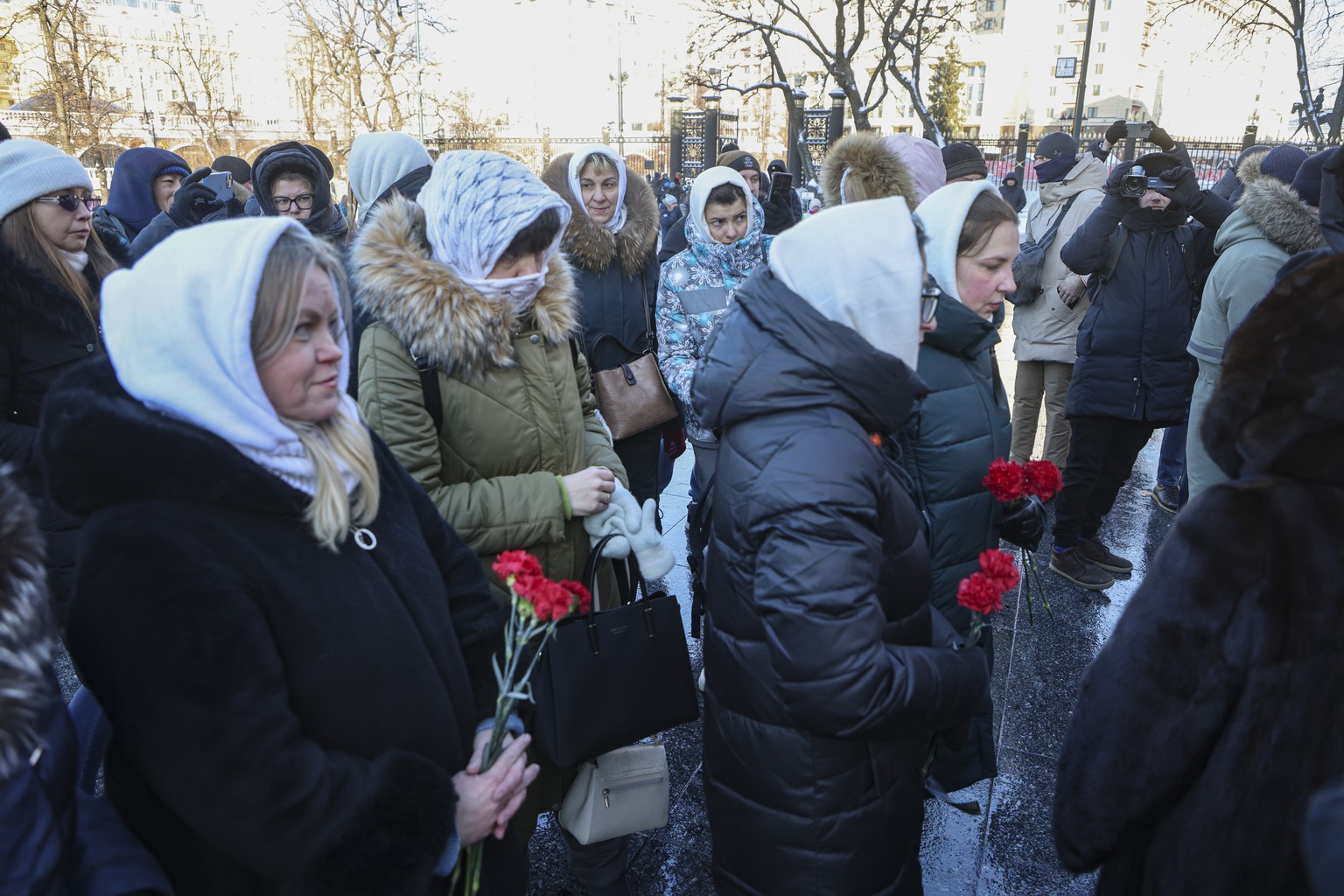 epa11073482 Wives of Russian soldiers serving in the special military operation in Ukraine lay flowers at the Tomb of the Unknown Soldier at the Kremlin wall in Moscow, Russia, 13 January 2024. Severa ...