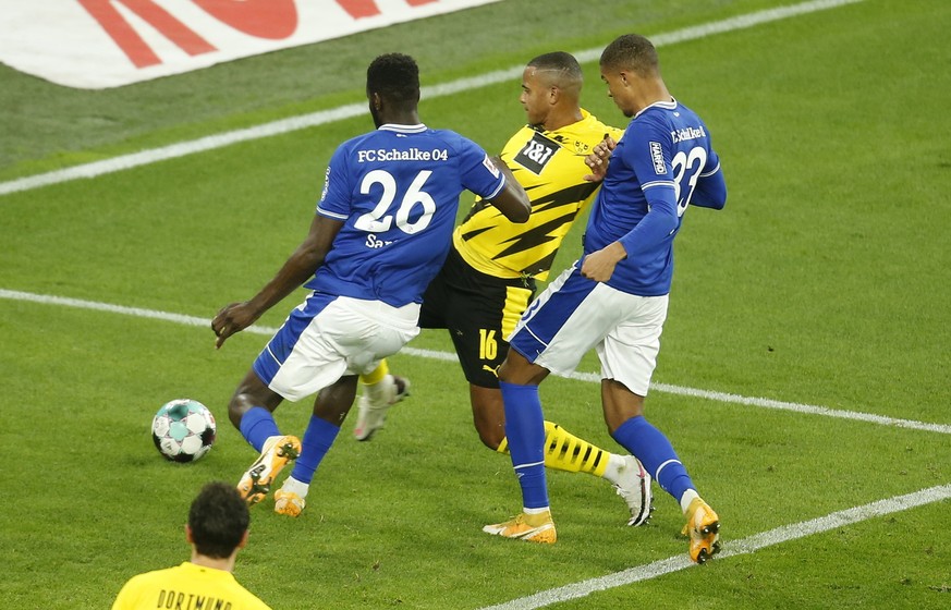 epa08771165 Dortmund&#039;s Manuel Akanji (C) scores the 1-0 lead during the German Bundesliga soccer match between Borussia Dortmund and FC Schalke 04 in Dortmund, Germany, 24 October 2020. EPA/LEON  ...