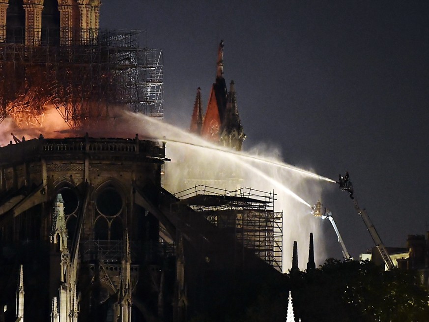 Der Feuerwehr gelang es nach mehreren Stunden in der Nacht, die Flammen unter Kontrolle zu bringen.