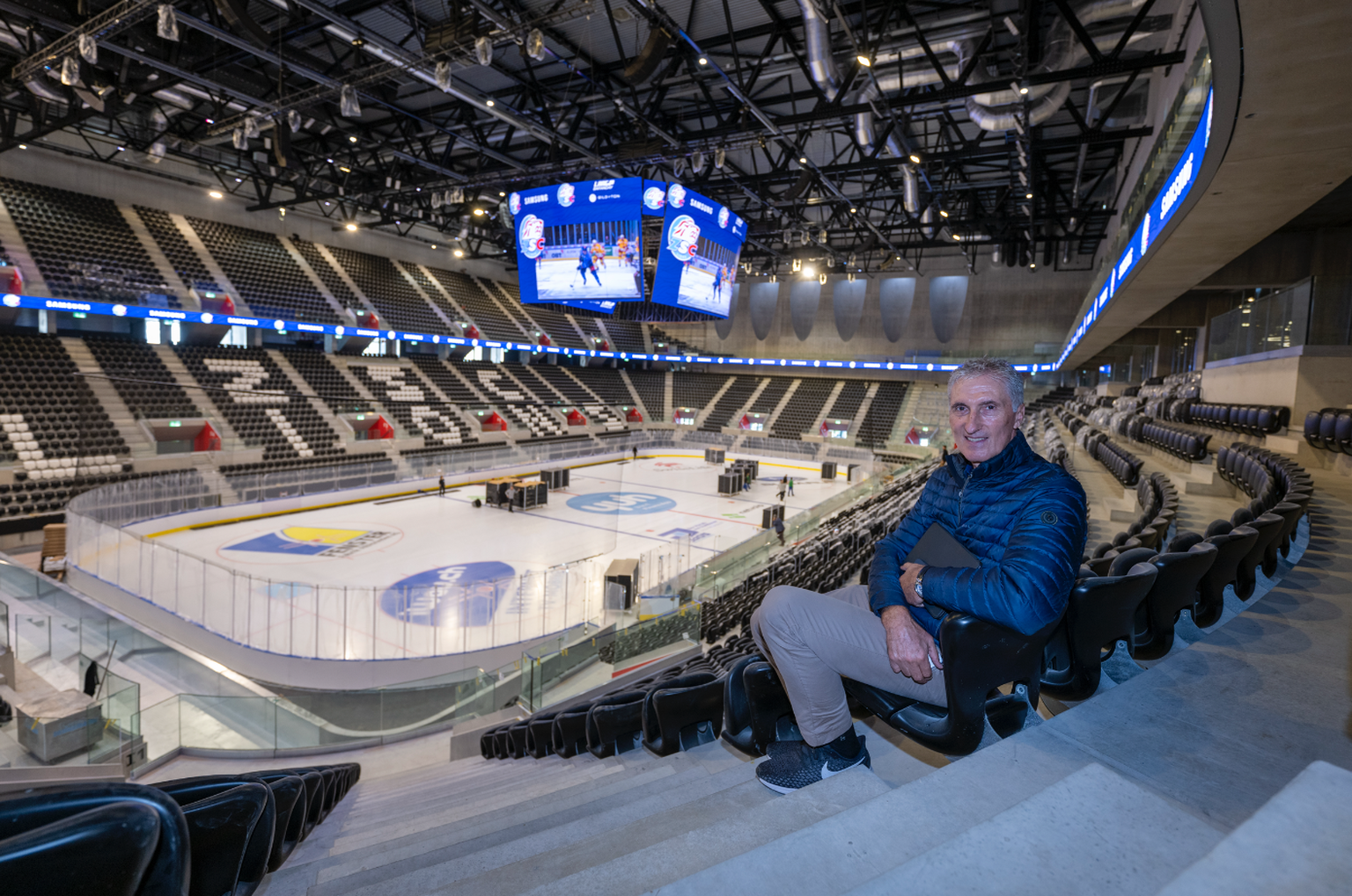 Peter Zahner, CEO der ZSC Lions, sitzt im Innenbereich der neuen Swiss Life Arena in Zürich Altstetten.