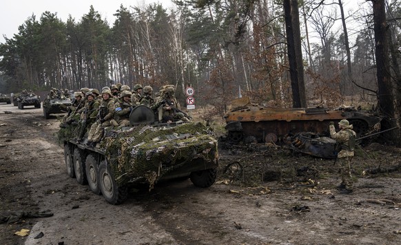 Ukrainische Soldaten am Stadtrand von Kiew.