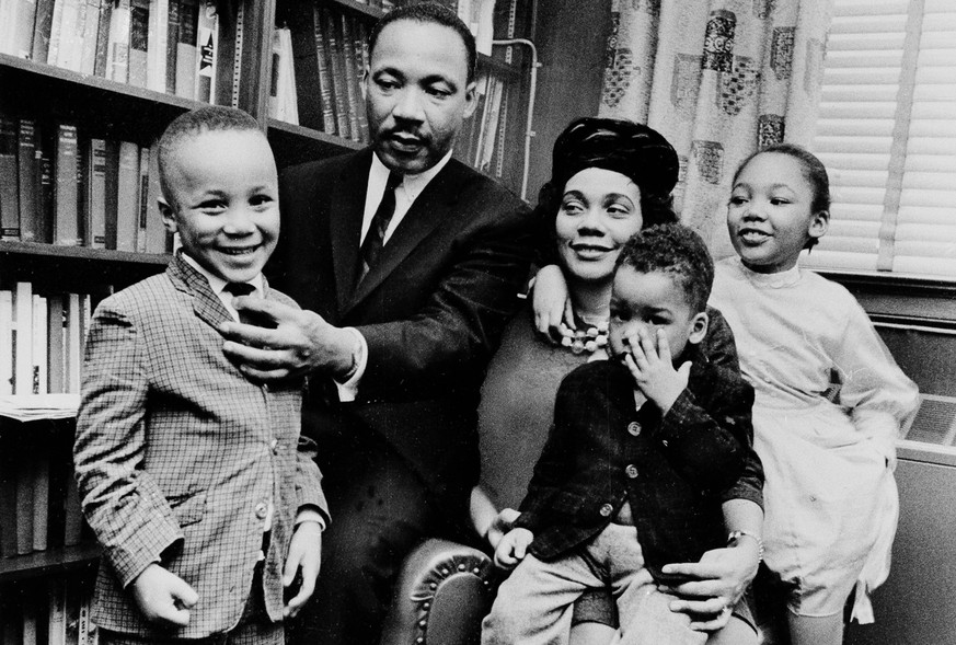 Martin Luther King III (links) als Fünfjähriger mit seinem berühmten Vater, dem gleichnamigen Bürgerrechtlers aus Alabama, Mutter Coretta, seinem Bruder Dexter (2) und seiner Schwester Yolanda (7).