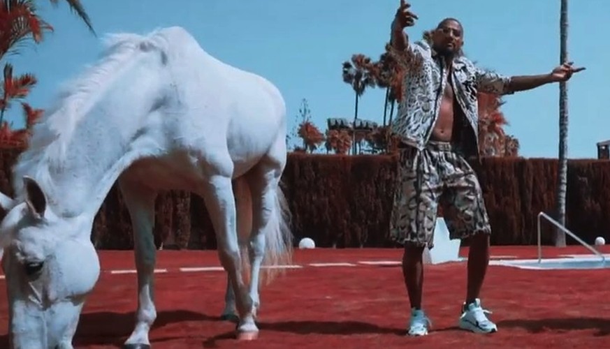 Kevin-Prince Boateng haut neuen Rapsong raus – aber was macht das Pferd da eigentlich?