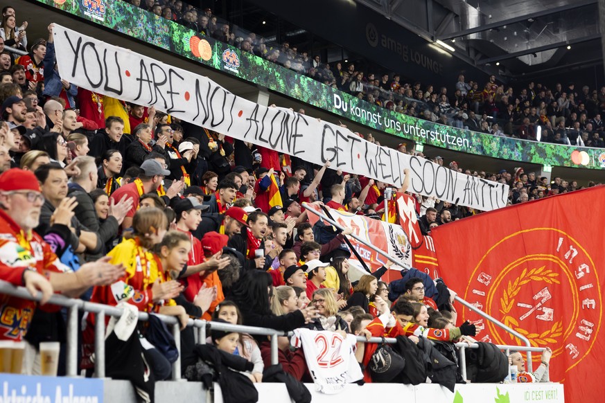 Die Bieler Fans wuenschen ihrem Trainer Antti Toaermaenen gute Besserung, im ersten Eishockey Playoff Halbfinalspiel der National League zwischen EHC Biel und ZSC Lions, am Donnerstag, 30. Maerz 2023, ...