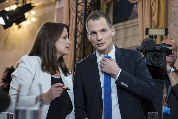 Jonas Projer bespricht sich vor der Elefantenrunde bei den eidgenössischen Wahlen mit Moderationskollegin Romaine Morard.