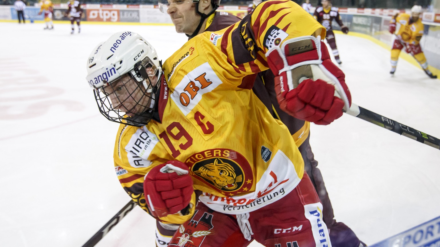 Geneve-Servette&#039;s defender Johan Fransson, of Sweden, right, checks Tiger&#039;s center Pascal Berger #19, during a National League regular season game of the Swiss Championship between Geneve-Se ...