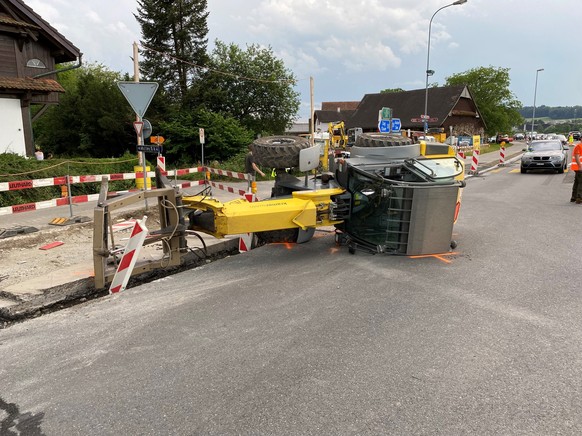 In Hünenberg ZG hat die Lenkerin eines Hofladers am 15. Juni 2022 ein Auto übersehen, dabei wurde ein Auto seitlich aufgerissen. Zwei Personen wurden verletzt.