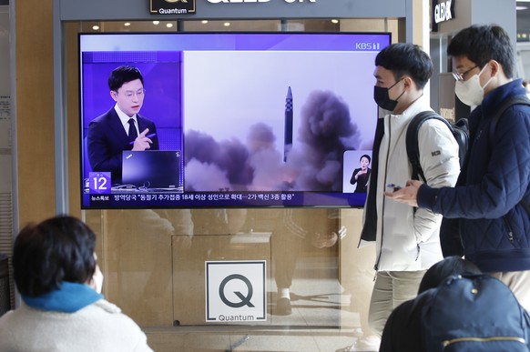 epaselect epa10311912 People watch the news at a station in Seoul, South Korea, 18 November 2022. According to South Korea&#039;s Joint Chiefs of Staff (JCS), North Korea launched an Intercontinental  ...