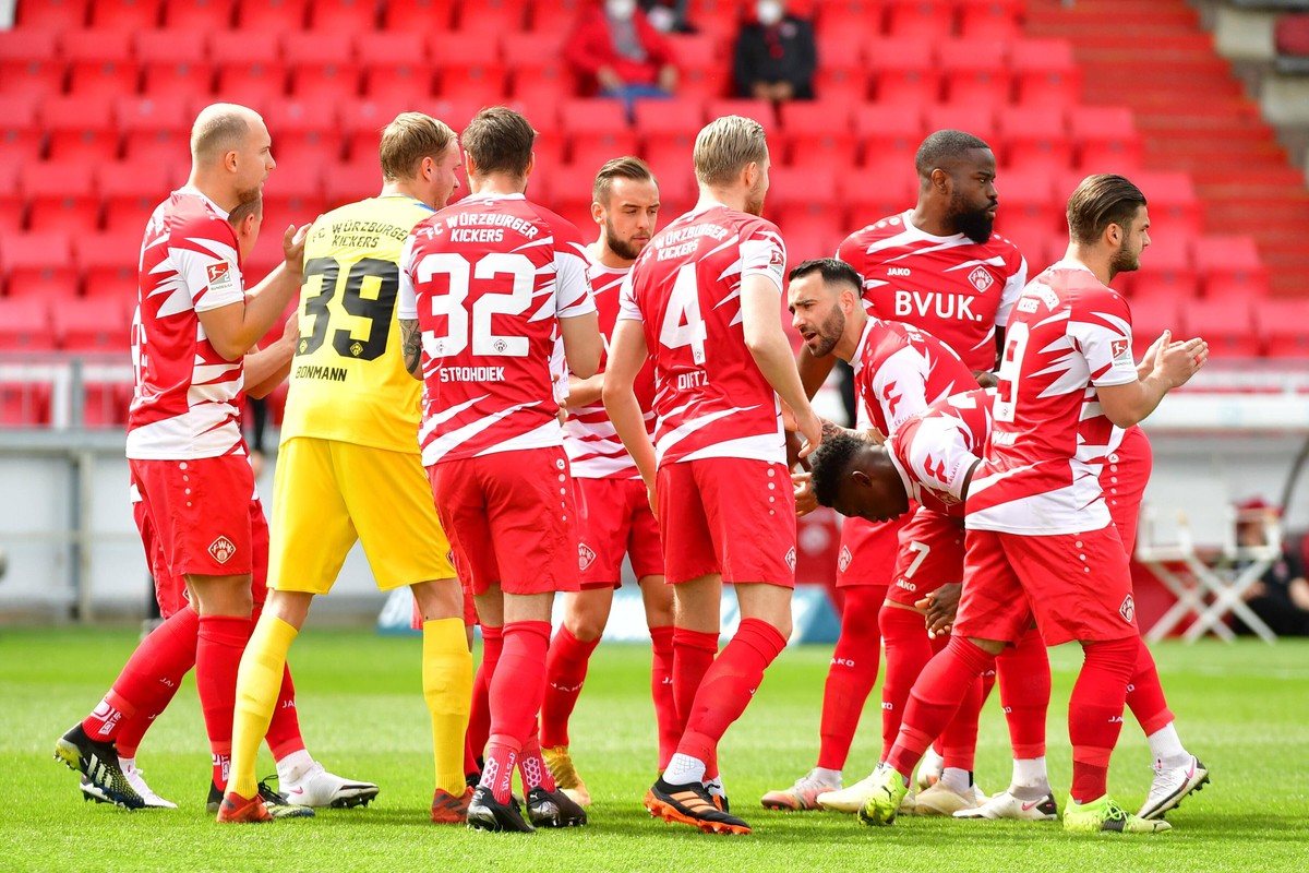 11.04.2021, xbrx, Fussball 2.Bundesliga, Kickers Wuerzburg - 1.FC Nuernberg emspor, v.l. motivation, vor dem spiel, Kraulich, Tobias 6 - Wuerzburger Kickers, Bonmann, Hendrik 39 - Wuerzburger Kickers, ...