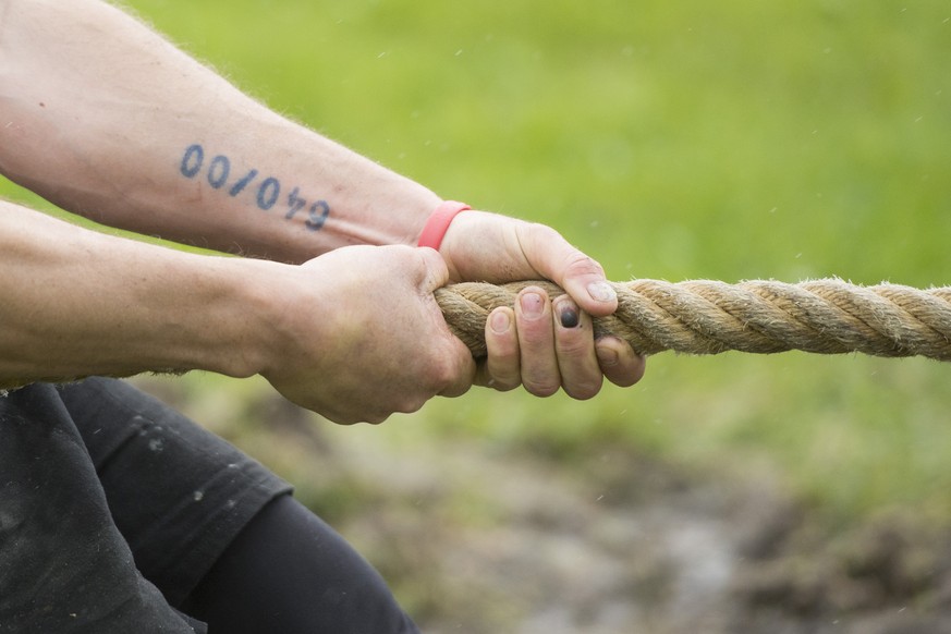 Ein Seilzieher anlaesslich einer Runde der Seilzieh Schweizermeisterschaft der Herren (640 Kilogramm) am Samstag, 14. Mai 2016, in Stans NW. (KEYSTONE/Urs Flueeler)