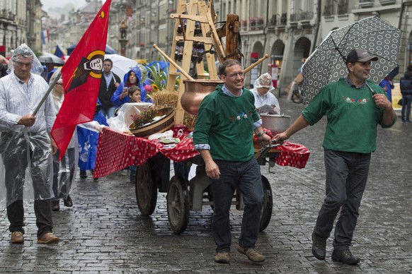 Bäuerinnen und Bauern aus allen Landesgegenden reichen im Juli 2014 im Namen des Schweizer Bauernverbands (SBV) die Volksinitiative «Für Ernährungssicherheit» ein.