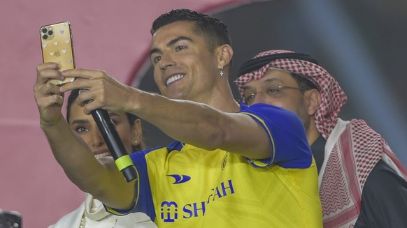 Sport Bilder des Tages RIYADH, SAUDI ARABIA - JANUARY 03: Cristiano Ronaldo takes a selfie after being unveiled as an Al Nassr player at Mrsool Park Stadium on January 3, 2023 in Riyadh, Saudi Arabia. ...