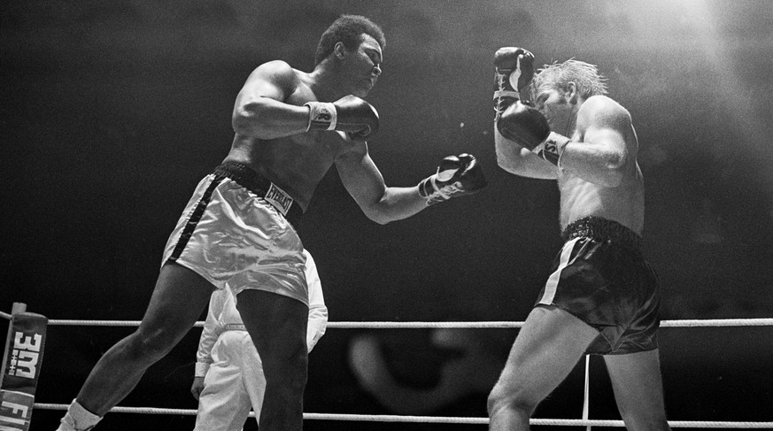 Muhammad Ali (mit gebuertigem Namen Cassius Clay), rechts, boxt am 26. Dezember 1971 im Hallenstadion in Zuerich gegen den Deutschen Boxer Juergen Blin, links. Ali gewann den Kampf durch K.O. in der s ...