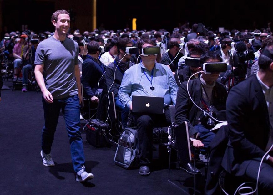 Mark Zuckerberg läuft unbemerkt von den Journalisten, die alle eine VR-Brille tragen, zur Bühne an Samsungs Galaxy-S7-Event. Facebook und Samsung produzieren beide VR-Brillen.