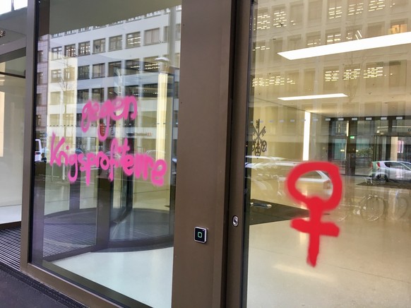 Sprayereien an der UBS-Scheibe, fotografiert am Tag nach der Frauendemo.
