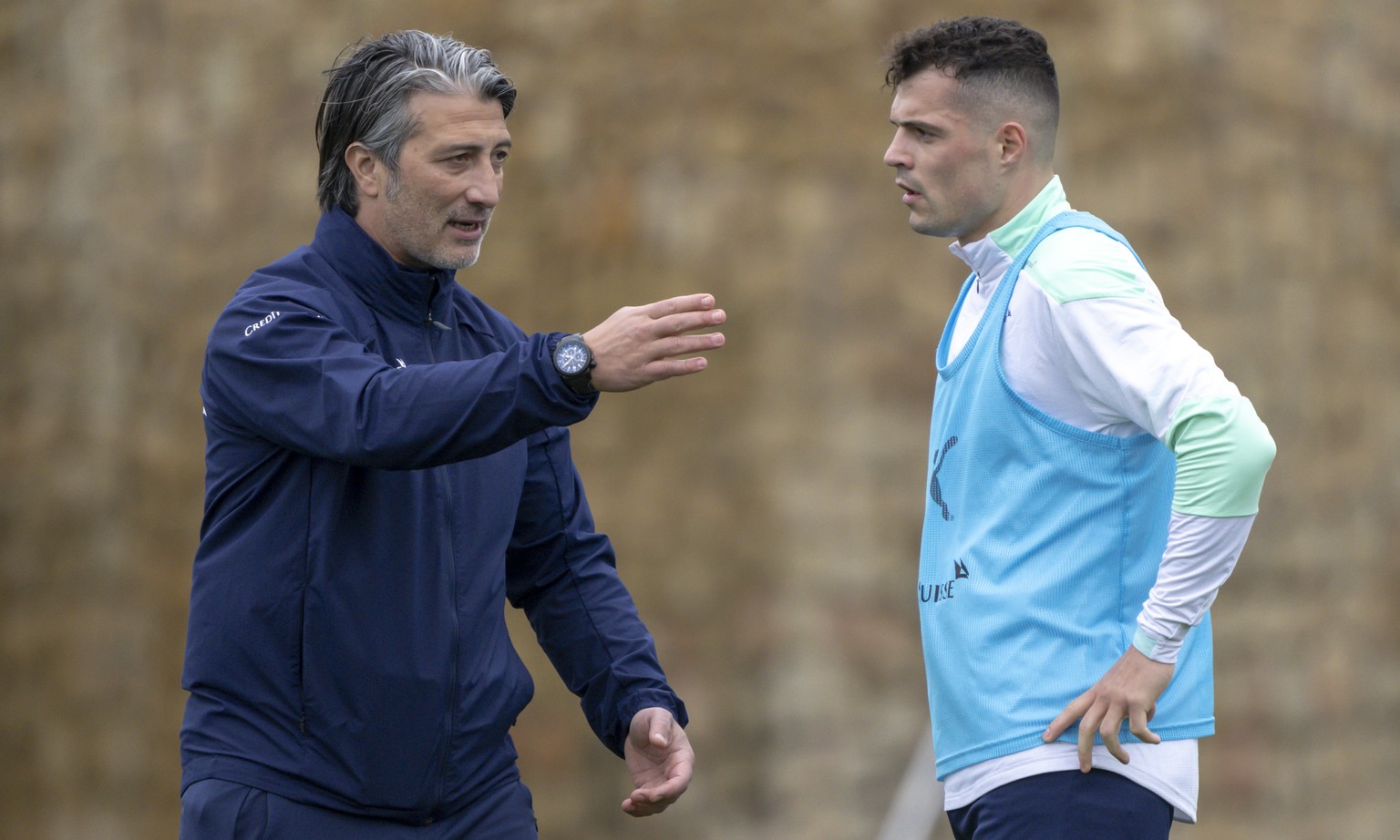 Cheftrainer Murat Yakin, links, und Granit Xhaka, rechts, beim Training der Schweizer Fussballnationalmannschaft im Trainingslager in Marbella, Spanien, am Mittwoch, 23. Maerz 2022. (KEYSTONE/Georgios ...