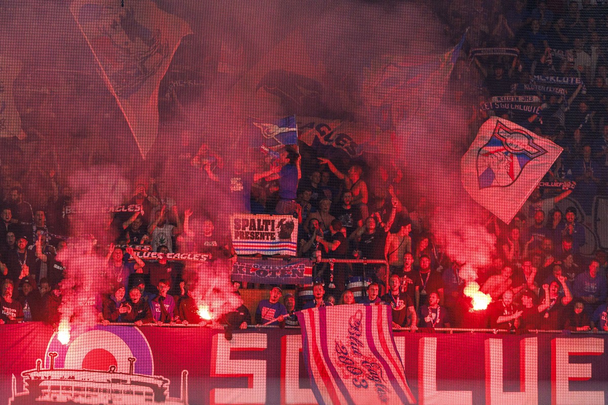 Die Fans des EHC Kloten feiern den 2-1 Sieg mit Pyros nach dem Eishockey-Meisterschaftsspiel der National League zwischen dem EHC Kloten und den ZSC Lions am Samstag, 22. Oktober 2022, in Kloten. (KEY ...