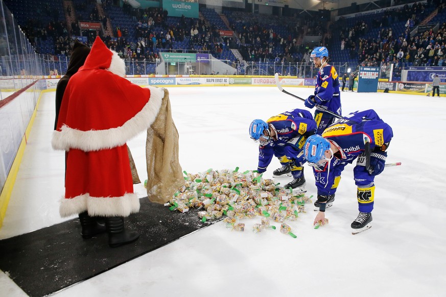 Samichlaus mit Chlaussaecken auf dem Eis , EHC Kloten Stuermer Steve Kellenberger und Miro Aaltonen , von links , nach dem Eishockey-Meisterschaftsspiel der National League zwischen den Teams EHC Klot ...