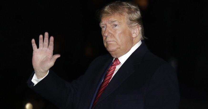 epa08223096 US President Donald J. Trump waves as he walks on the South Lawn of the White House upon his return from Florida to Washington, DC, USA, 16 February 2020. EPA/Yuri Gripas / POOL