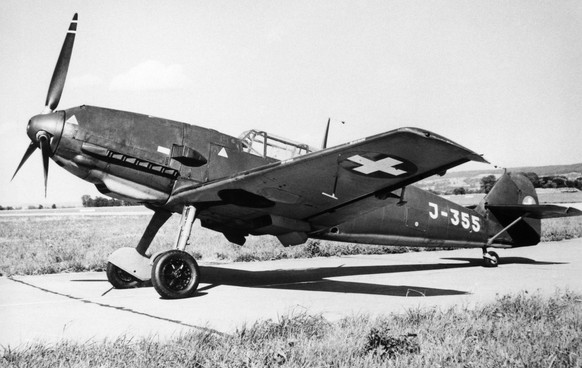 Eine Messerschmitt BF 109-E der Schweizer Luftwaffe steht waehrend des Zweiten Weltkriegs auf einem Schweizer Flugplatz.