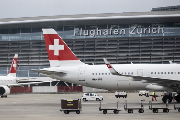 Flugzeuge der Gesellschaft Swiss stehen auf dem Flughafen in Zuerich, aufgenommen am Dienstag, 28. Februar 2023 in Zuerich. (KEYSTONE/Ennio Leanza)