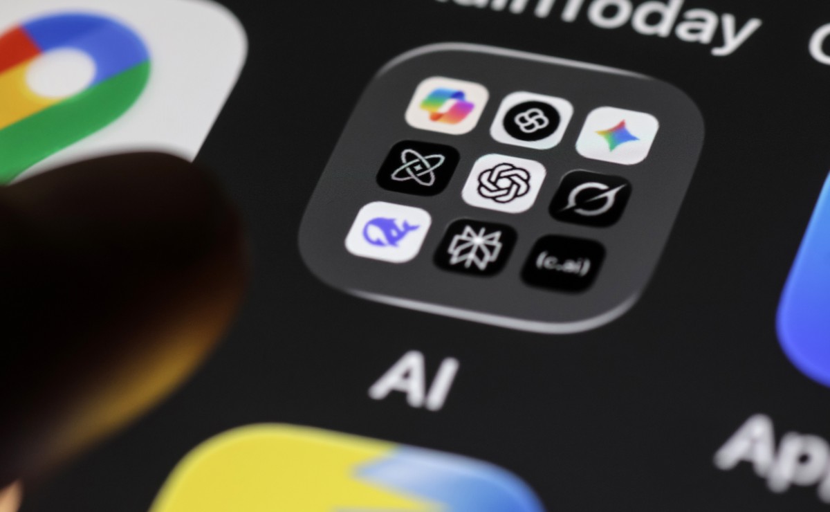 epa12494836 (ILLUSTRATION) - A mobile phone display showing the icons of artificial intelligence (AI) apps Deepseek, Chatgpt and Gemini in Berlin, Germany, 31 October 2025. EPA/HANNIBAL HANSCHKE