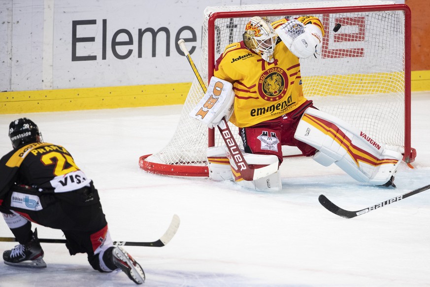 Berns Vincent Praplan erzielt das Tor zum 2-1 gegen Langnaus Torhueter Ivars Punnenovs im Eishockey Meisterschaftsspiel der National League zwischen dem SC Bern und den SCL Tigers, am Freitag, 17. Sep ...