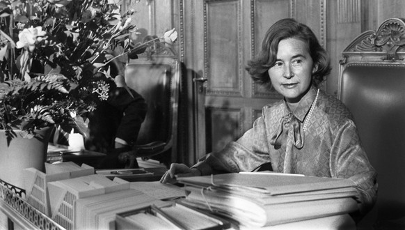 ZUM 30. JAHRESTAG DER WAHL VON ELISABETH KOPP IN DEN BUNDESRAT STELLEN WIR IHNEN FOLGENDES BILDMATERIAL ZUR VERFUEGUNG - Mit Bundesraetin Elisabeth Kopp nimmt am 24. Oktober 1984 in Bern erstmalig in  ...